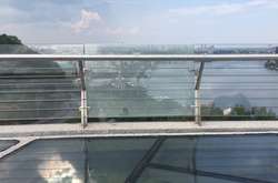 Тріснуло бокове скло, яке служило захистом і страховкою після перил