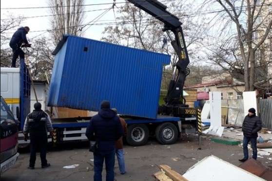 В Одесі демонтують тимчасові торгові об'єкти і незаконно розміщені елементи торгівлі