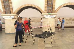 На станції метро «Золоті Ворота» помер чоловік (фото)