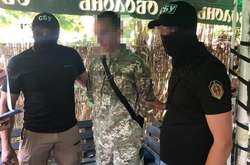  Правоохоронці затримали прикордонника під час отримання чергового хабаря в розмірі 1,2 тисяч євро 