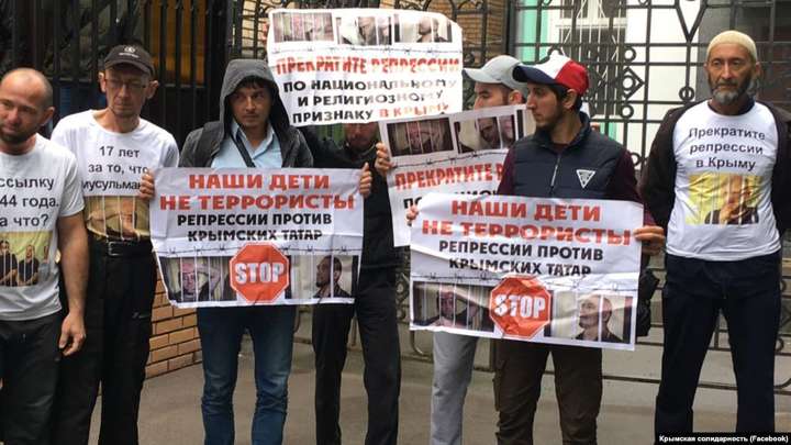 Суд у Москві оштрафував 18 кримчан затриманих під Верховним судом Росії