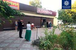 У Черкасах жінка з немовлям на руках вдарила ножем у спину перехожу