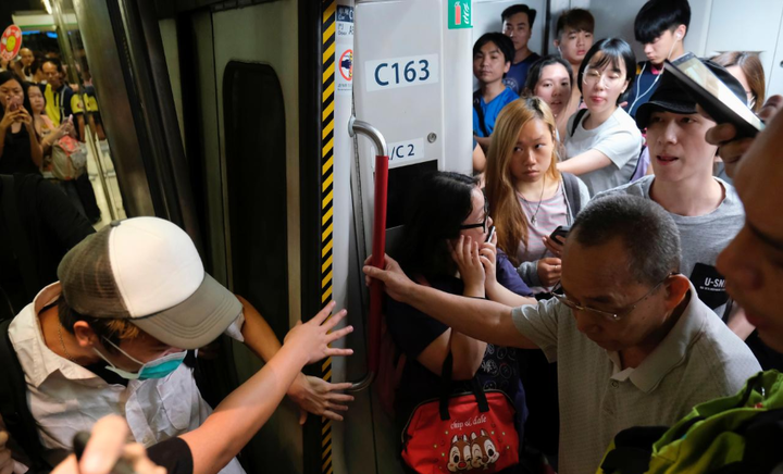 У Гонконзі протестувальники заблокували залізницю