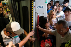 У Гонконзі протестувальники заблокували залізницю