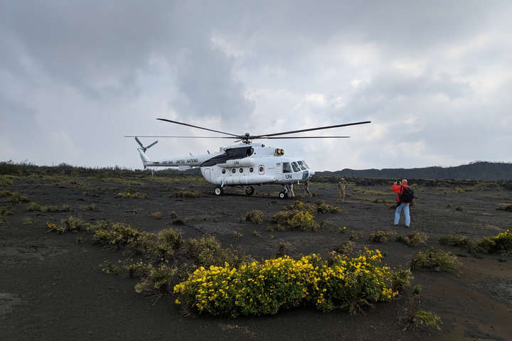 Українські льотчики висадили науковців на кратер найактивнішого вулкану Африки (фото)