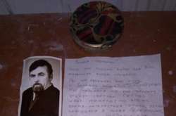 У сільському Будинку культури на Вінниччині знайшли заховане у стіні монпансьє з історичним листом та фото