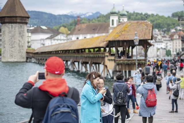 В Швейцарии хотят  ввести налог на туристические автобусы потому, что они создают неудобства для горожан