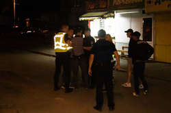  Поліцейські затримали нападників 
  