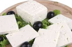 Фета - это греческий сыр, который готовится из смеси овечьего и козьего молока