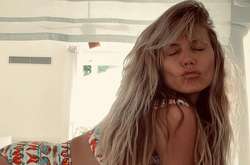 Красотка в красных перцах: Хайди Клум в забавном купальнике позировала мужу