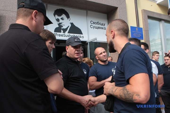 На вулиці поліція вже потискала руку учаснику «Традиції і порядок», який звинувачував Аксьонова в сепаратизмі і закидав його яйцями - Розгром пресцентру в «Укрінформі»: поліція доставила до відділу двох активістів