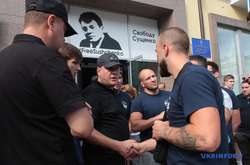 На вулиці поліція вже потискала руку учаснику «Традиції і порядок», який звинувачував Аксьонова в сепаратизмі і закидав його яйцями