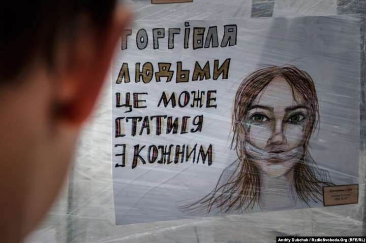 В Україні 165 дорослих і п’ятеро дітей постраждали від торгівлі людьми з початку року