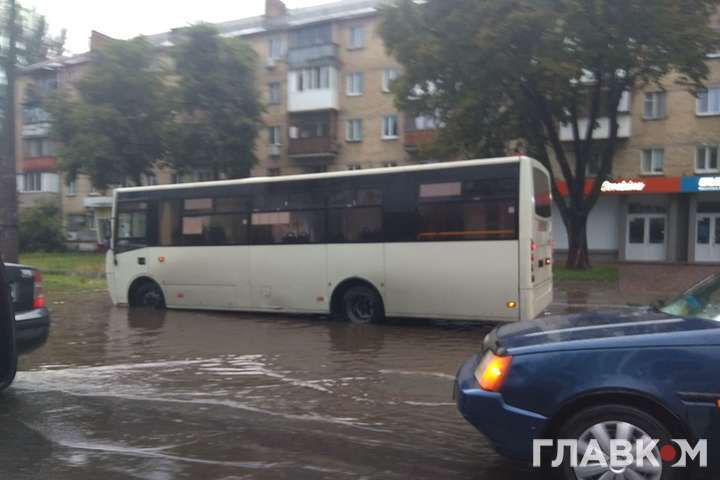 Потужна злива затопила Київ: фото і відео