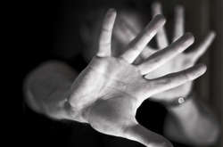 На трасі під Києвом таксист завіз дівчину в ліс і зґвалтував 