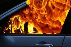 У дворі багатоповерхівки в Києві горів автомобіль