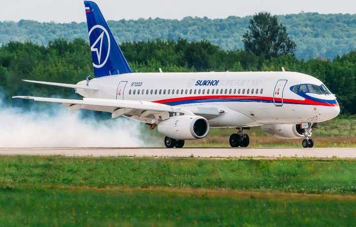 У російського літака Sukhoi Superjet-100 нові проблеми