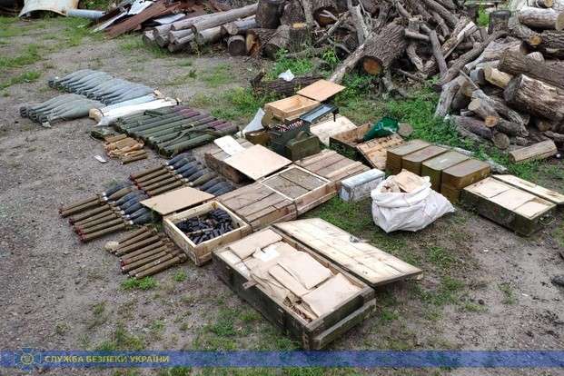 На Луганщині СБУ виявила схрон з військовими засобами ураження (фото)