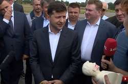 «Боже, где вы взяли этот кошмар?» Зеленский отказался от подарка фанатки