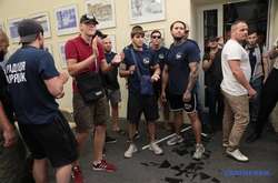  На численні заклики не чинити вандалізму та не ламати дороговартісну техніку нападники не реагували 