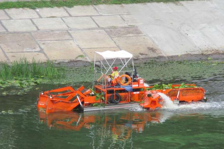 На Русанівський канал запустили плаваючий комбайн (фото)