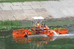 На Русанівський канал запустили плаваючий комбайн (фото)