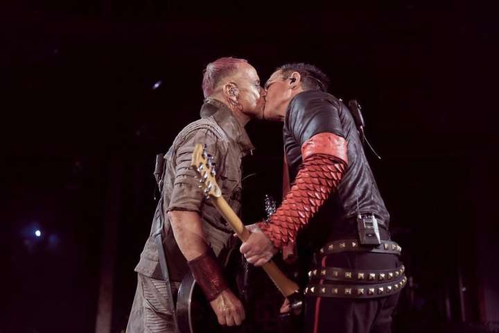 Музикантам Rammstein загрожує депортація за поцілунок на концерті в Москві