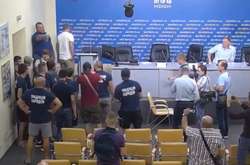 В «Укрінформі» молодики увірвались на пресконференцію і закидали яйцями кандидата в депутати