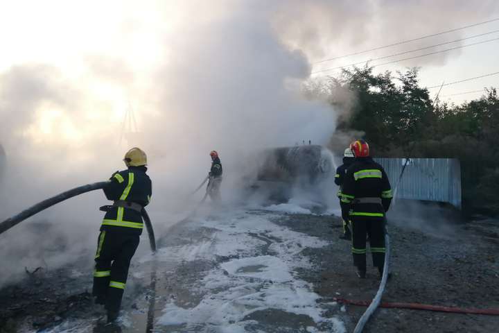 У пожежі на АЗС під Києвом постраждав чоловік: рятувальники повідомили подробиці (фото, відео)