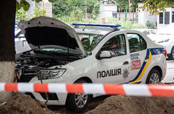 Підіймаючись по вулиці Тарасівській у бік вулиці Саксаганського, Renault в'їхав в дерево