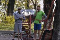  Еще в статусе кандидата в президенті Зеленский тренировался возле Верховной Рады