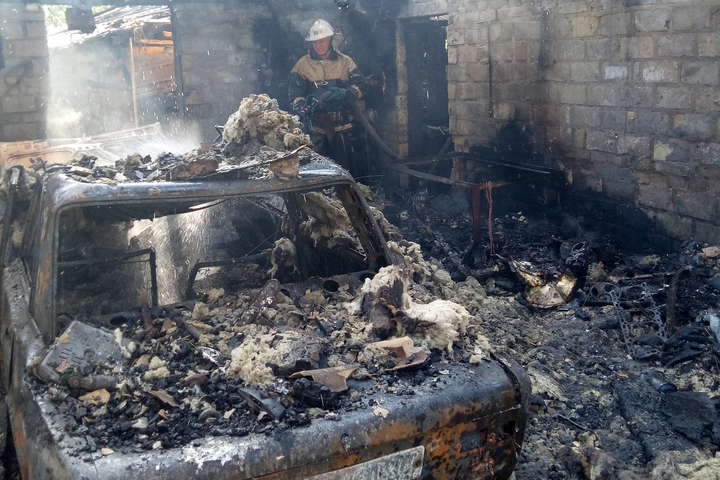 На Київщині згорів гараж разом із автомобілем (фото)