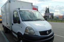  Скориставшись відсутністю власника, зловмисник проник у салон автомобіля через незачинені двері  