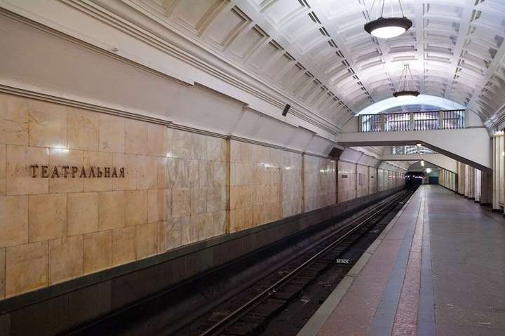Невідомі «замінували» станції метро «Театральна» і «Золоті ворота»