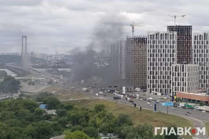 На проспекті Бажана у Києві згорів автомобіль (фото, відео)