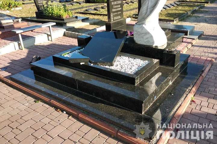 Вандали на Житомирщині зруйнували могили бійців АТО