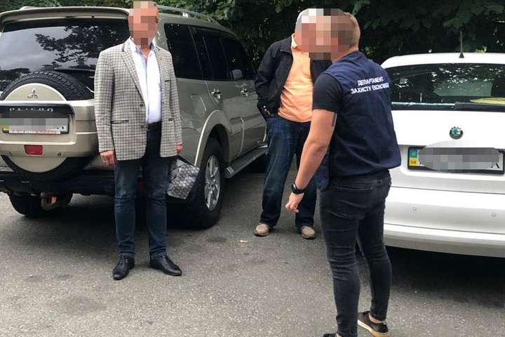 У Києві поліцейські затримали двох топ-чиновників під час одержання $1,5 млн хабара