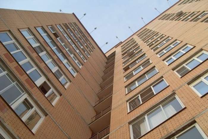 У Києві чоловік під час обшуку вистрибнув із балкона 10-го поверху