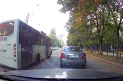 Автобус маршруту №411 їде по зустрічній смузі