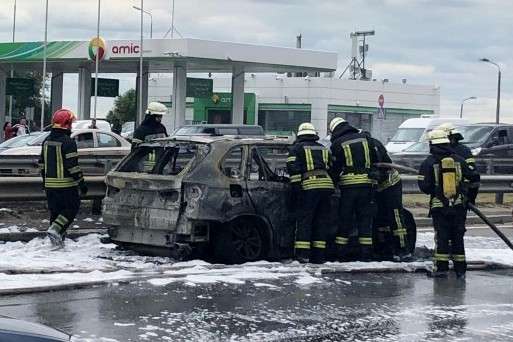 Рятувальники розповіли, як на Південному мосту згорів дотла BMW (фото)