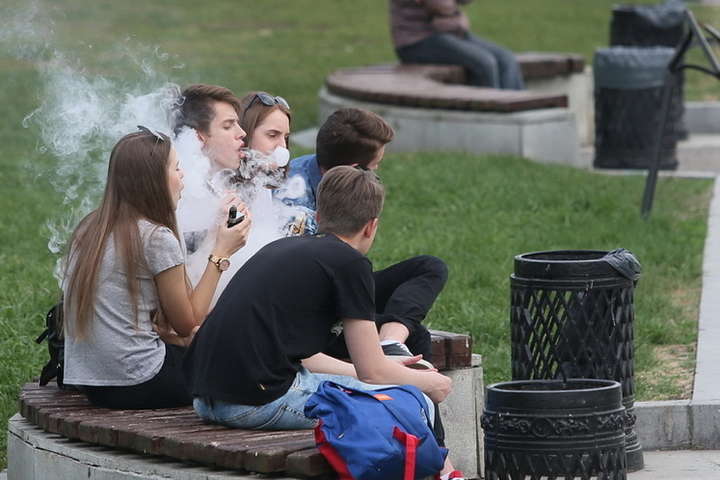 Bne IntelliNews: Відсутність жорсткого законодавчого регулювання призвела до того, що кожен п'ятий підліток в Україні курить вейпи та IQOS
