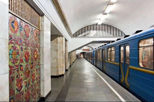 Рух поїздів на червоній гілці метро відновлено