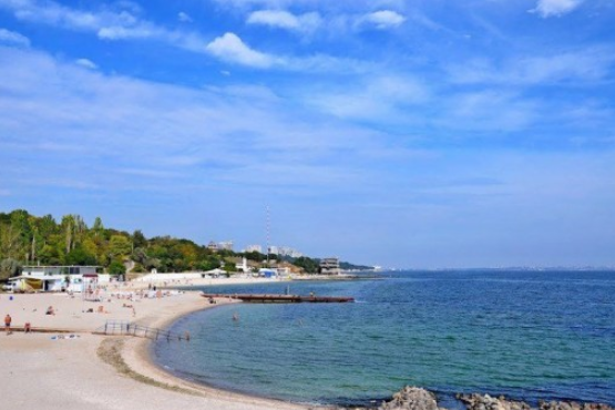 Дослідження морської води на пляжах Одеси: відпочиваючим рекомендують утриматися від купання