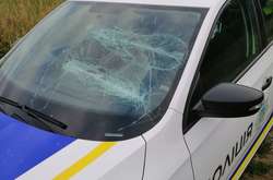 Чоловік  схопив дерев’яну палицю і пошкодив автомобіль поліцейських 