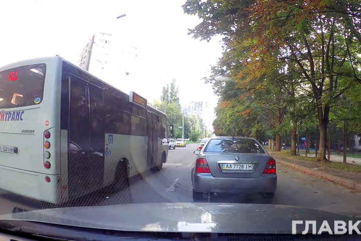 На столичной Борщаговке маршрутки гоняют по встречной полосе (видео)