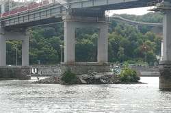 У Києві обвалилася частина Пішохідного моста через Дніпро (фото, відео)