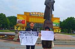 Рівненських активістів, які зустріли Зеленського плакатами про імпічмент, визнали невинними 