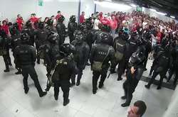 У Росії футбольний клуб покарали за напад спецпризначенців на уболівальників (відео)