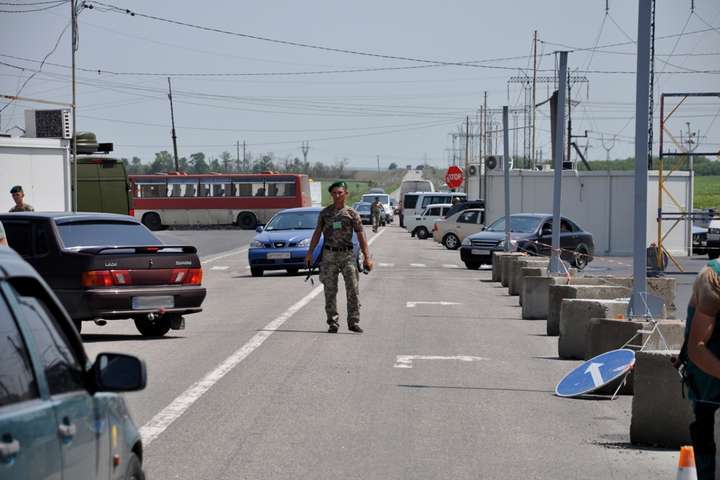 У чергах на пропускних пунктах на Донбасі застрягли понад 150 автомобілів