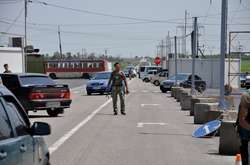 У чергах на пропускних пунктах на Донбасі застрягли понад 150 автомобілів